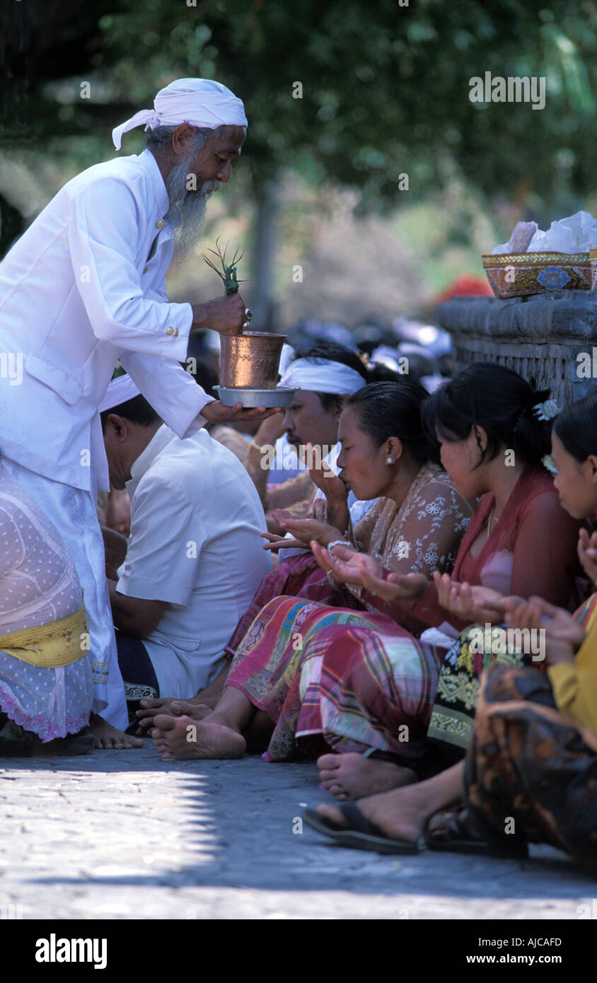 Les femmes à la cérémonie hindoue Pulaki temple sur Bali s N coast est un important lieu de pélerinage rituellement Riz mis sur le front Banque D'Images