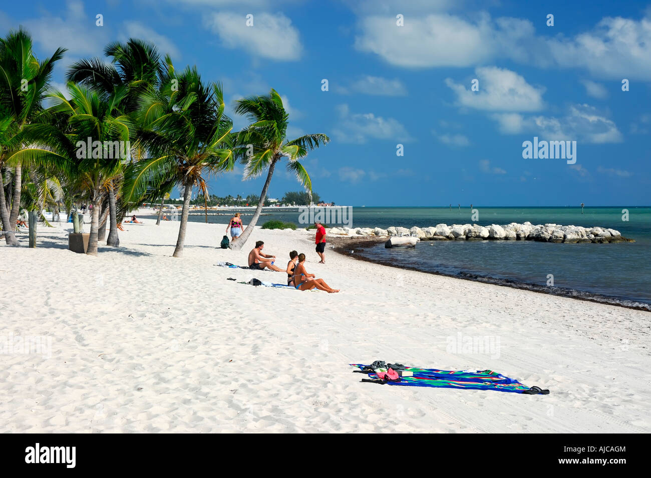 Les touristes profitant d'une journée ensoleillée et vous détendre à la Smathers Beach à Key West, Floride, USA. Banque D'Images