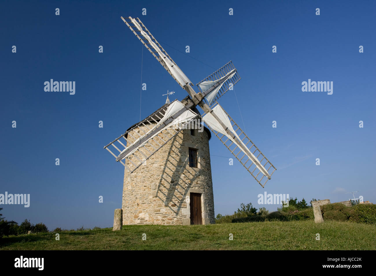 Moulin à vent restauré avec voiles français près de Dinard Bretagne France Banque D'Images