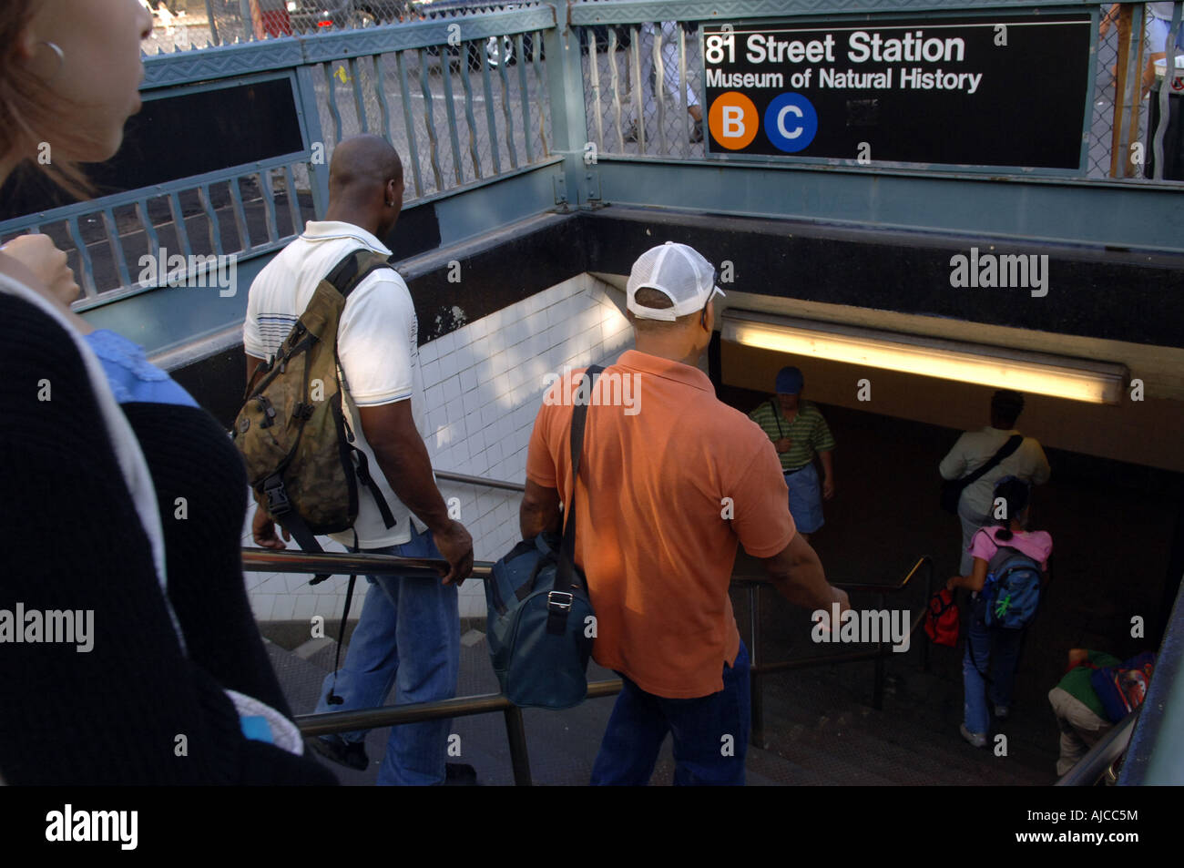 Les usagers du métro entrer et sortir de l'IND de métro à 81 St et ...