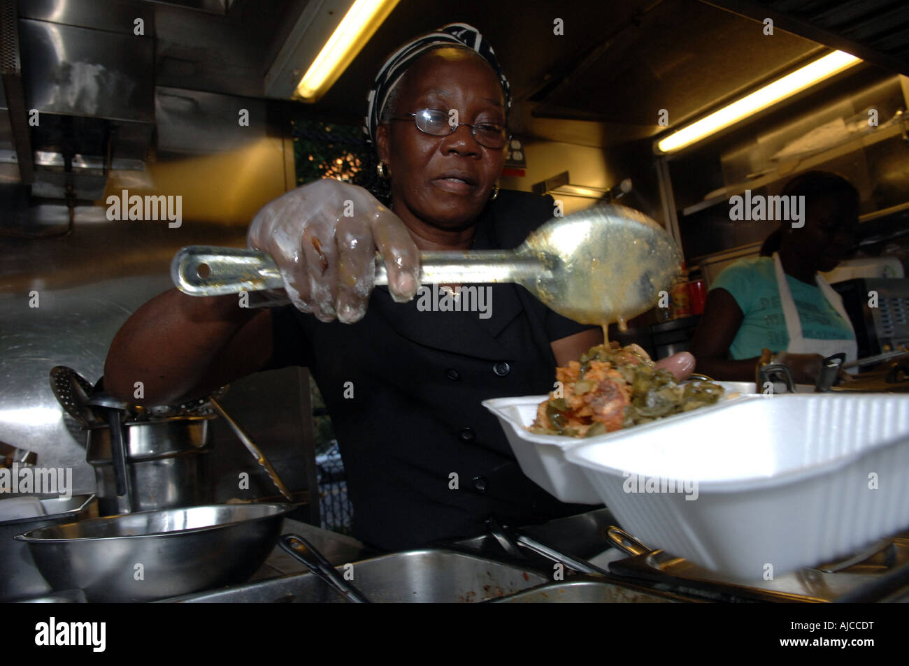 Une rue panier food vendor propose un poulet jerk et oxtails Banque D'Images