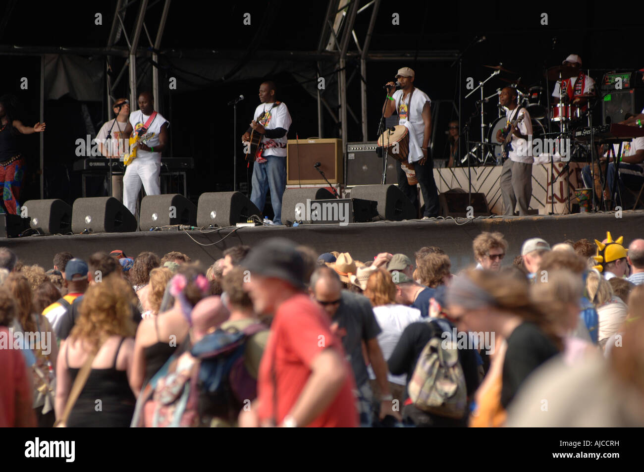 Une world music band jouer la scène principale au festival WOMAD qui se produit chaque année au Royaume-Uni ainsi que dans d'autres pays. Banque D'Images Une world music band jouer la scène principale au festival WOMAD qui se produit chaque année au Royaume-Uni ainsi que dans d'autres pays. Banque D'Images