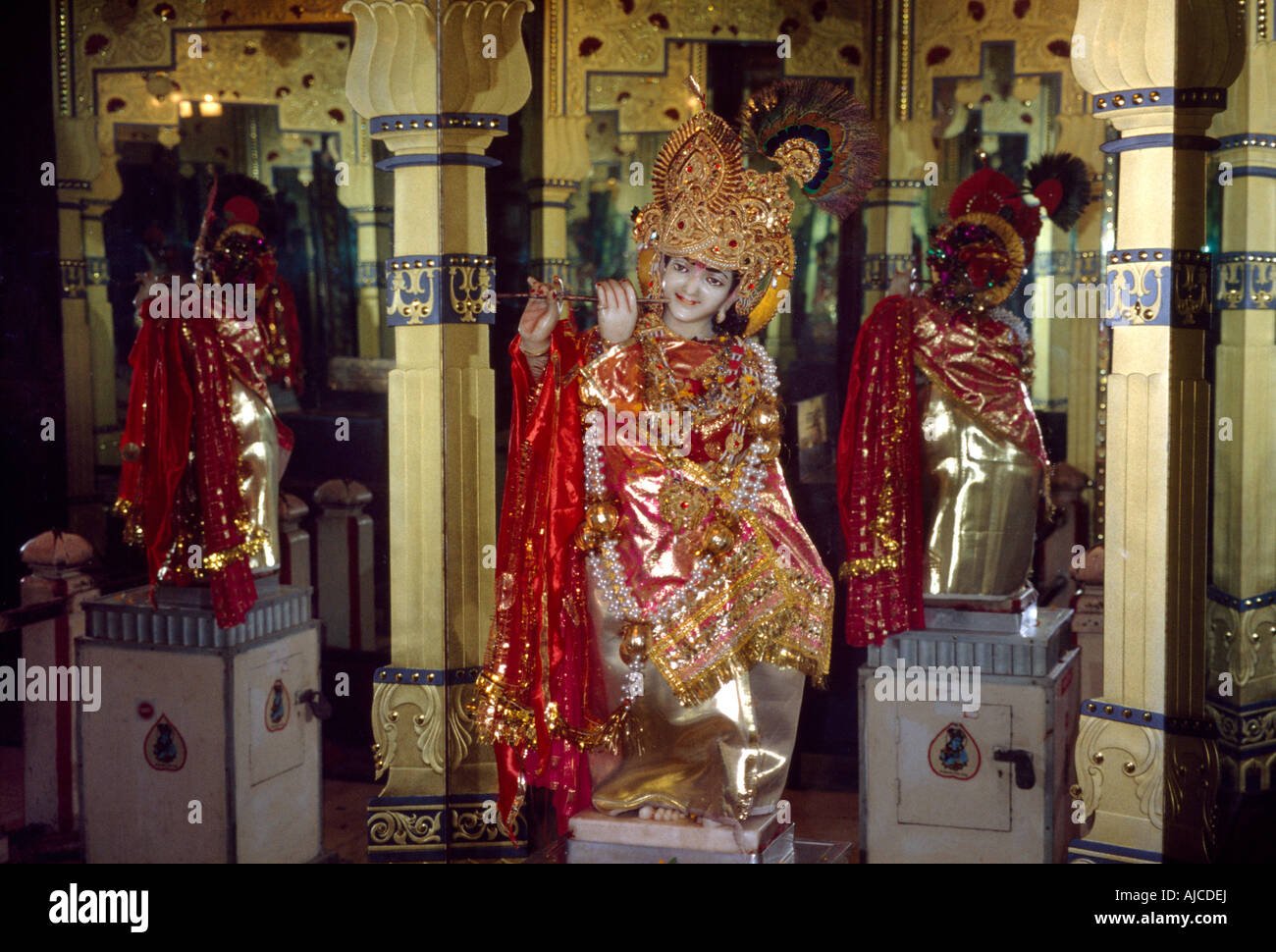 Inde (Amritsar de Durgiana hindou) Krishna jouant de la flûte Banque D'Images