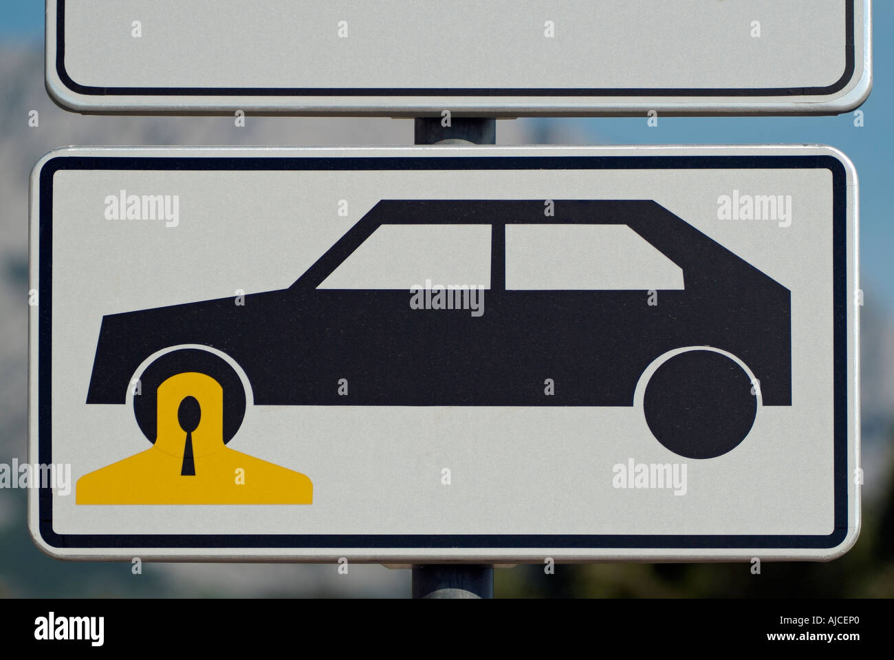 Close Up d'une signalisation routière indiquant que des véhicules en infraction sera serrée Banque D'Images