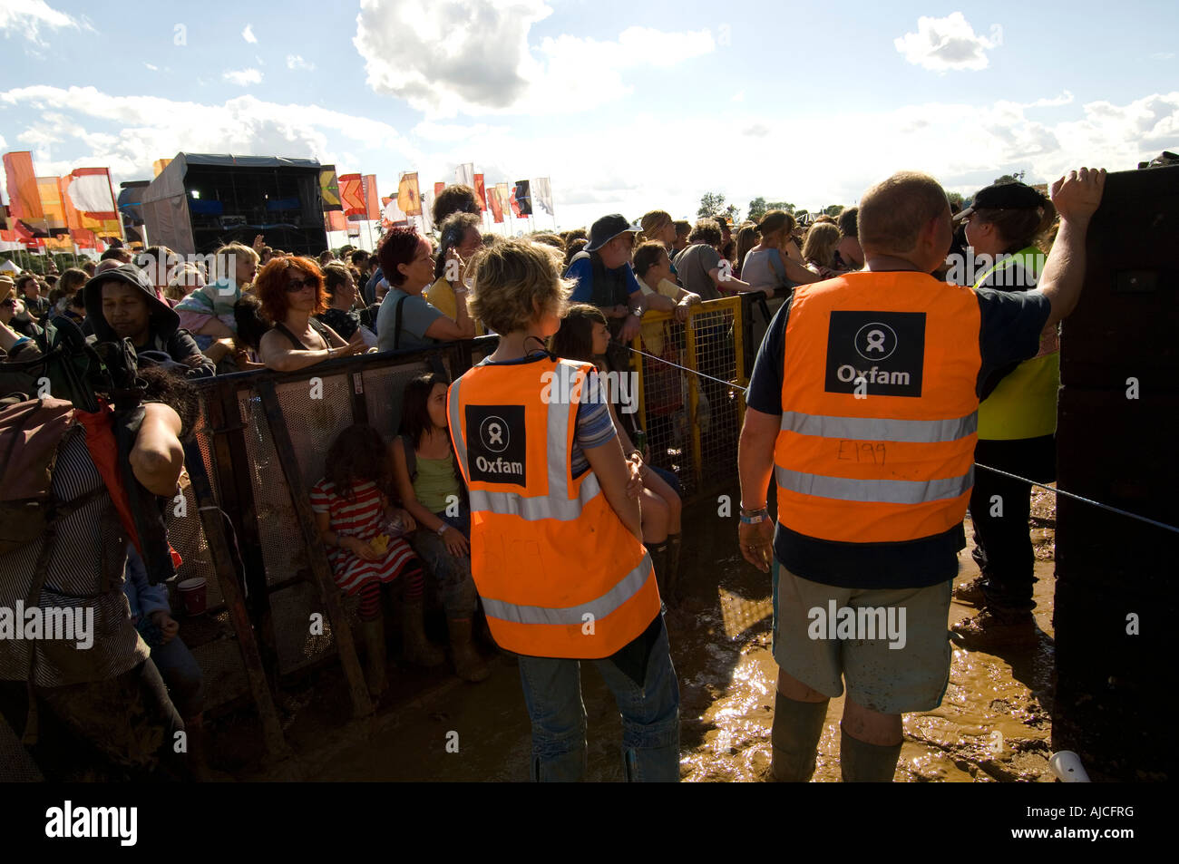 Les foules au Womad nouveau site dans le Wiltshire en 2007 l'alternative world music festival se passe chaque été en UK Banque D'Images Les foules au Womad nouveau site dans le Wiltshire en 2007 l'alternative world music festival se passe chaque été en UK Banque D'Images