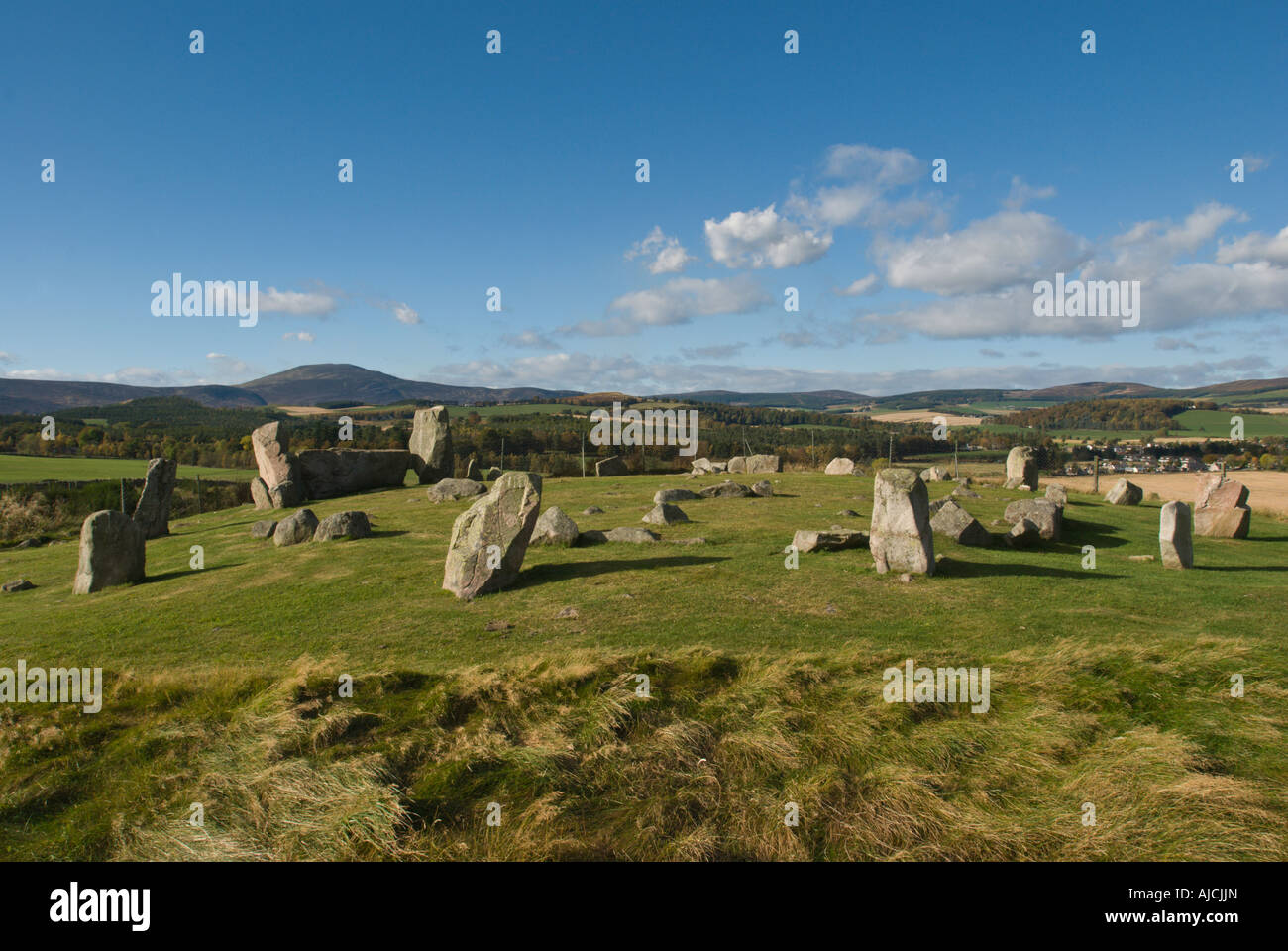 Le cercle de pierre Tomnaverlie avec vue sur le parc national de Cairngorm Banque D'Images