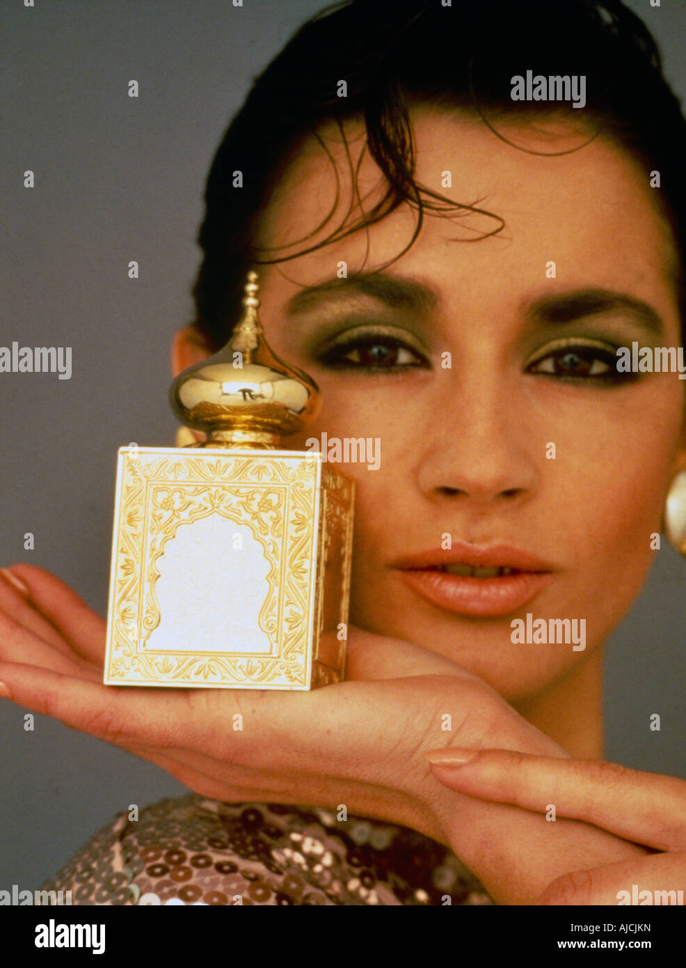Oman Woman et flacon de parfum Amouage Banque D'Images