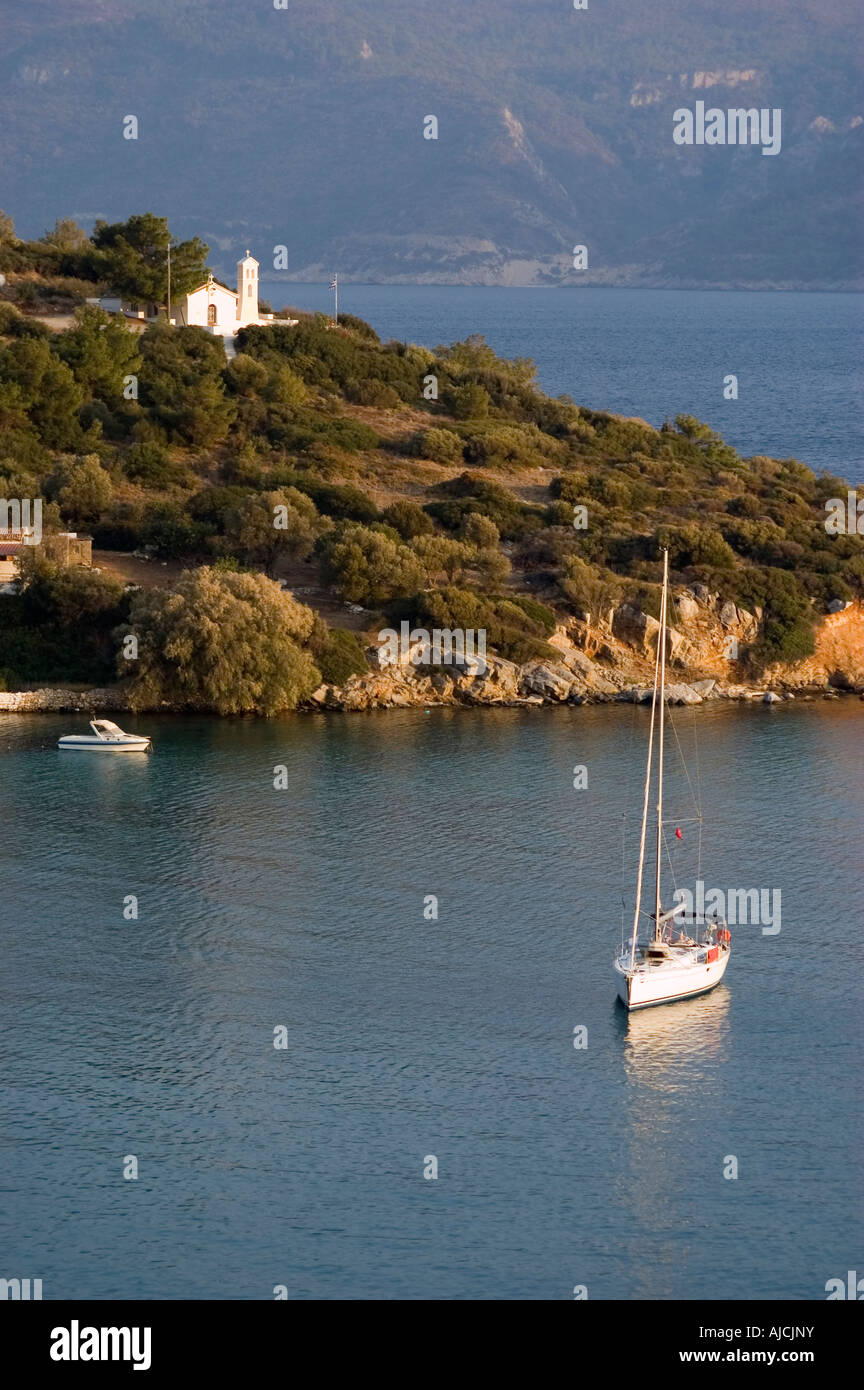 Bateau et petite église à la baie de Posidonio, l'île de Samos, en Grèce. Banque D'Images