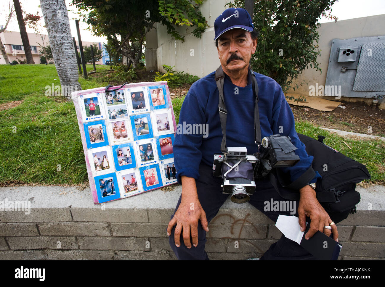 Un photographe mexicain avec son appareil Polaroïd Macarthur Park Los Angeles California USA Banque D'Images