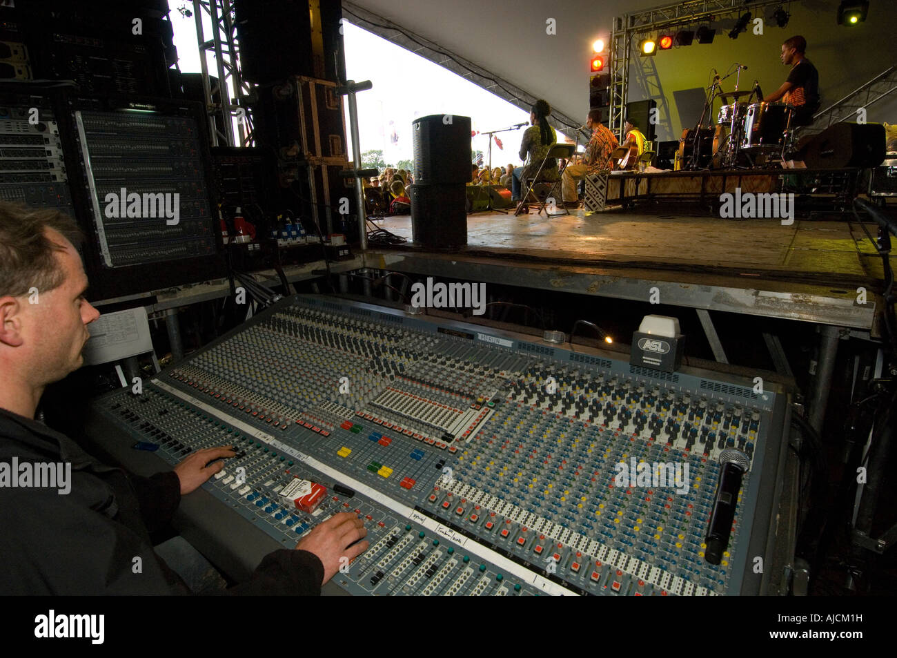 Les foules au Womad nouveau site dans le Wiltshire en 2007 l'alternative world music festival se passe chaque été en UK Banque D'Images Les foules au Womad nouveau site dans le Wiltshire en 2007 l'alternative world music festival se passe chaque été en UK Banque D'Images