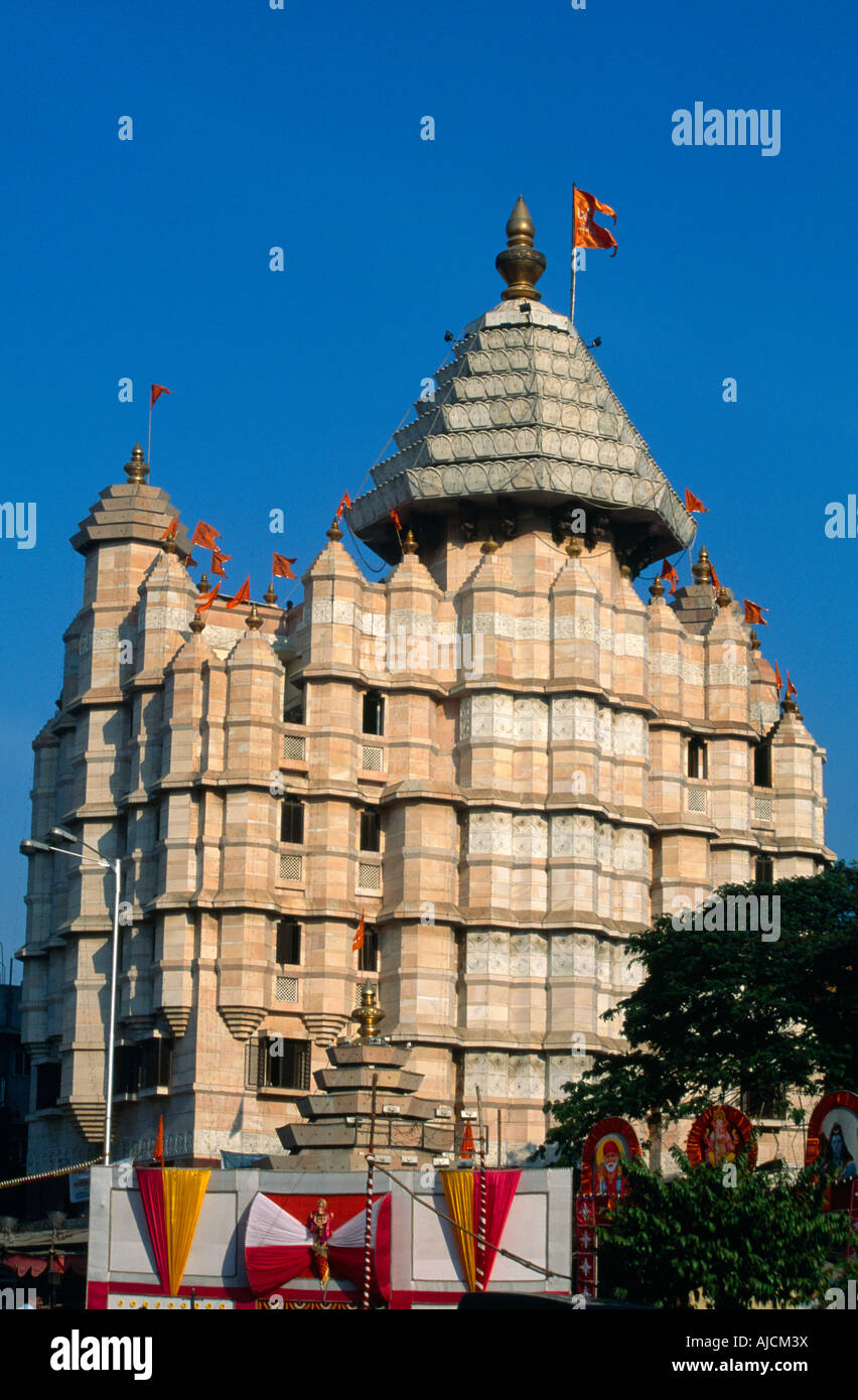 Mumbai Inde Shree Siddhivinayak Ganapati Mandir avec Saffron Flags (Bhagwa Dhwaj) Banque D'Images