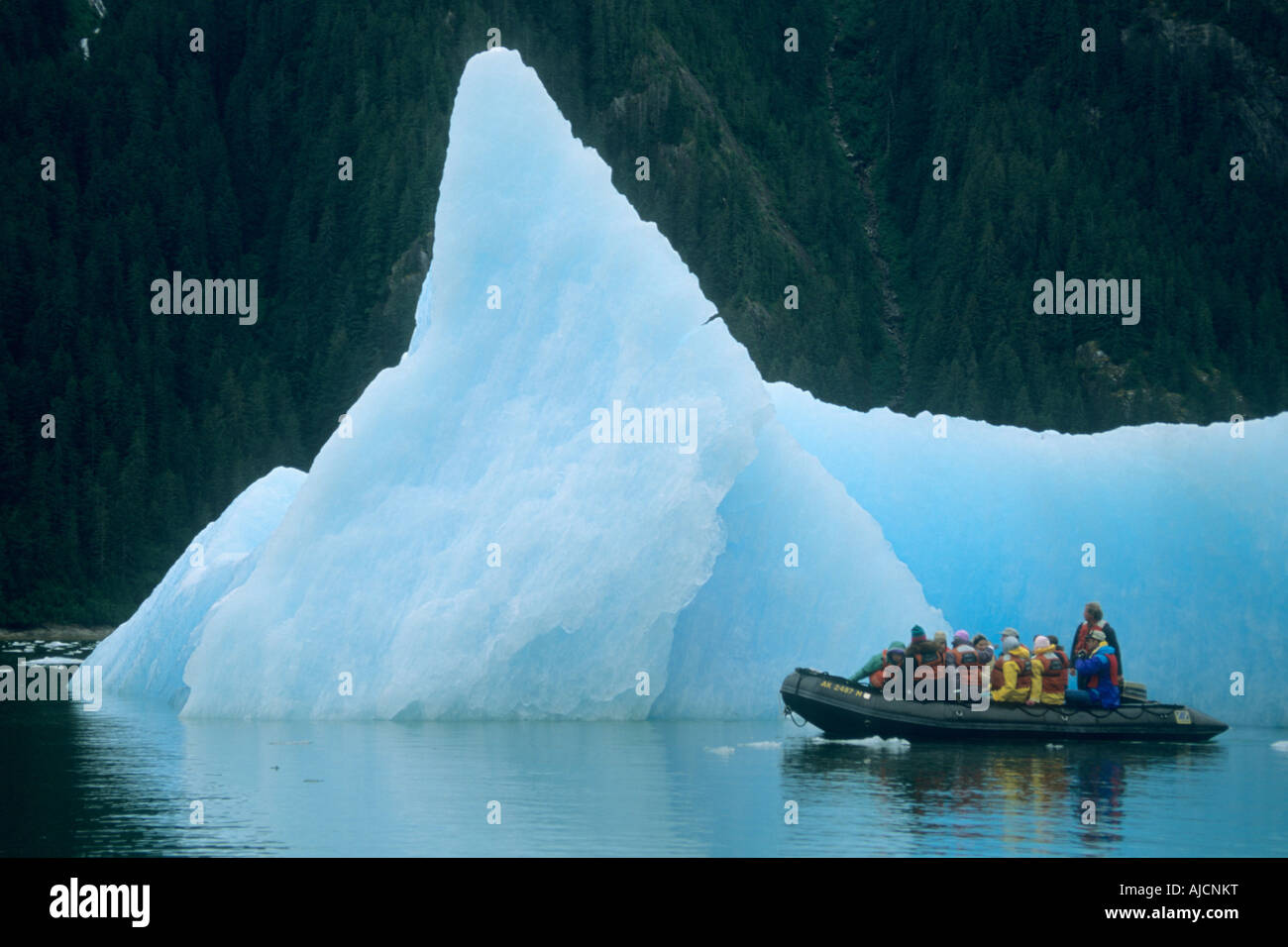 Les gens sur zodiac, à la découverte des icebergs dans la baie de LeConte, sud-est de l'Alaska USA LeConte Bay au sud-est Banque D'Images