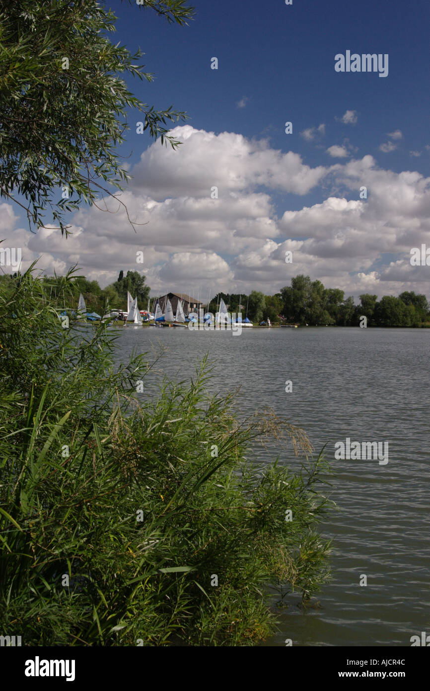 Voile sur le lac du parc du prieuré Banque D'Images