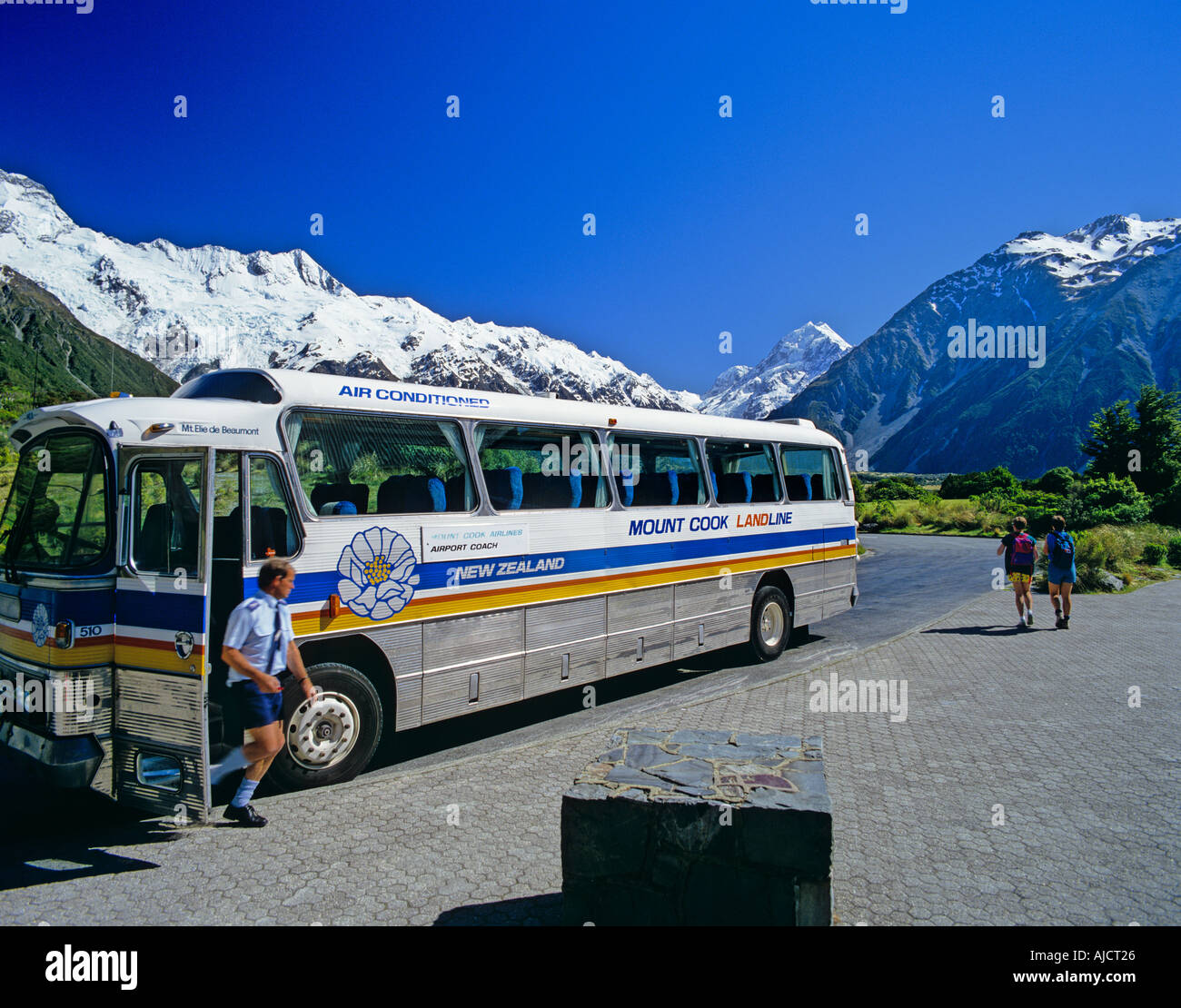 Mount Cook Landline bus en face de l'hôtel Ermitage THC Village du Mt Cook  Nouvelle Zélande Photo Stock - Alamy
