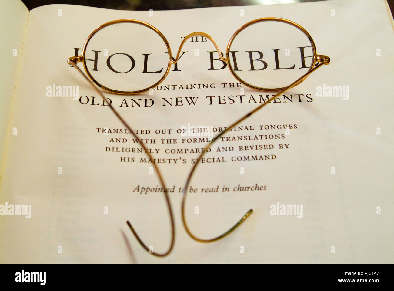 Page de titre de la vieille Bible avec des spectacles antiques Banque D'Images