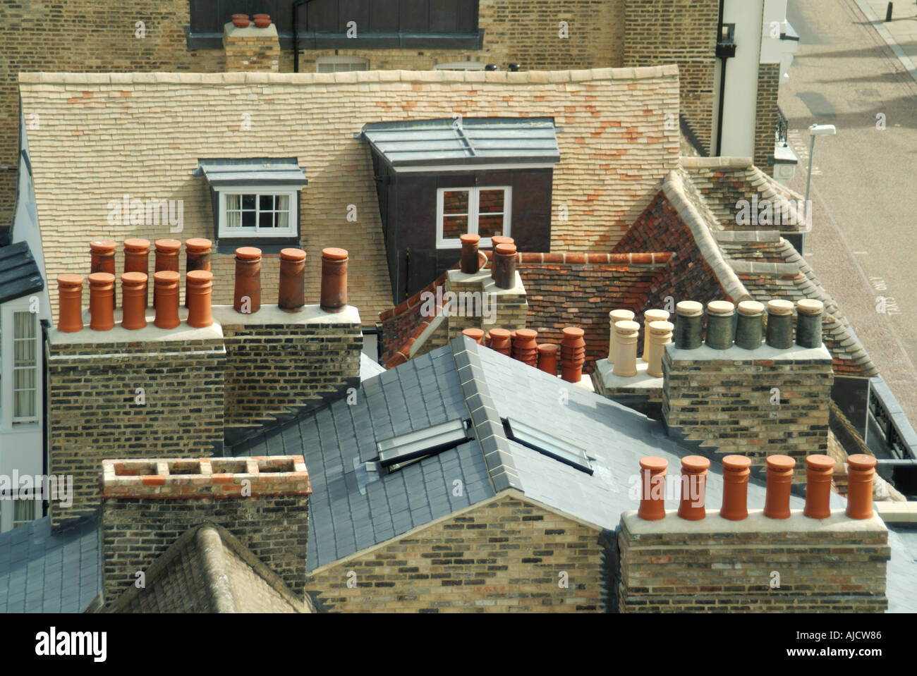 De haut en bas à forte concentration de pots de cheminée feux de toit lucarnes tuiles toit plat principal ardoises artificielles en Angleterre Cambridge UK Banque D'Images