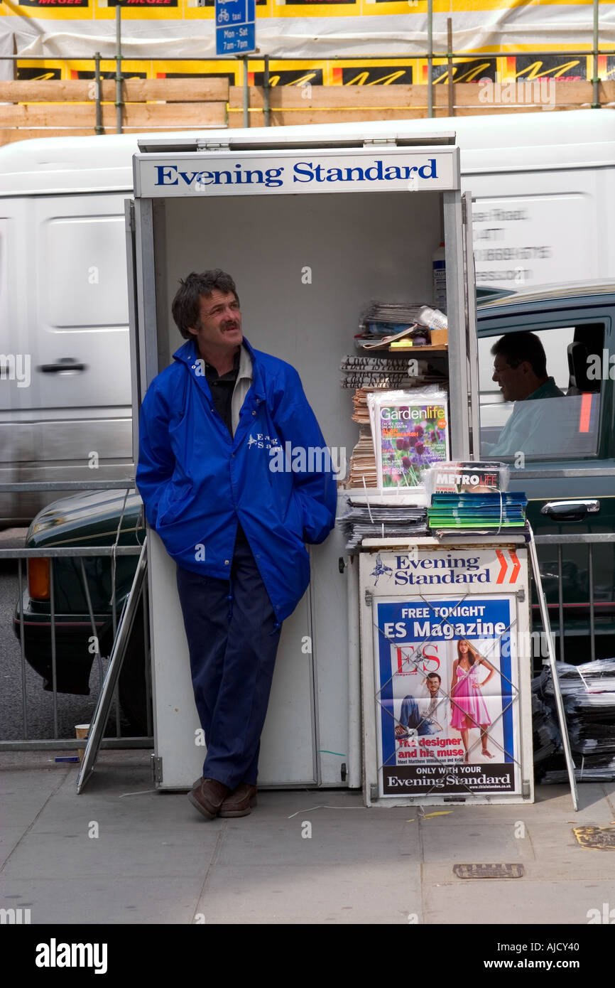 Evening Standard du vendeur de journaux à sa hauteur en Londres Knightsbridge Banque D'Images