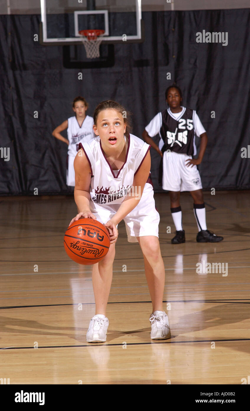 Joueur de basket-ball féminin de la jeunesse se prépare à tirer un coup tiré sur la ligne Banque D'Images