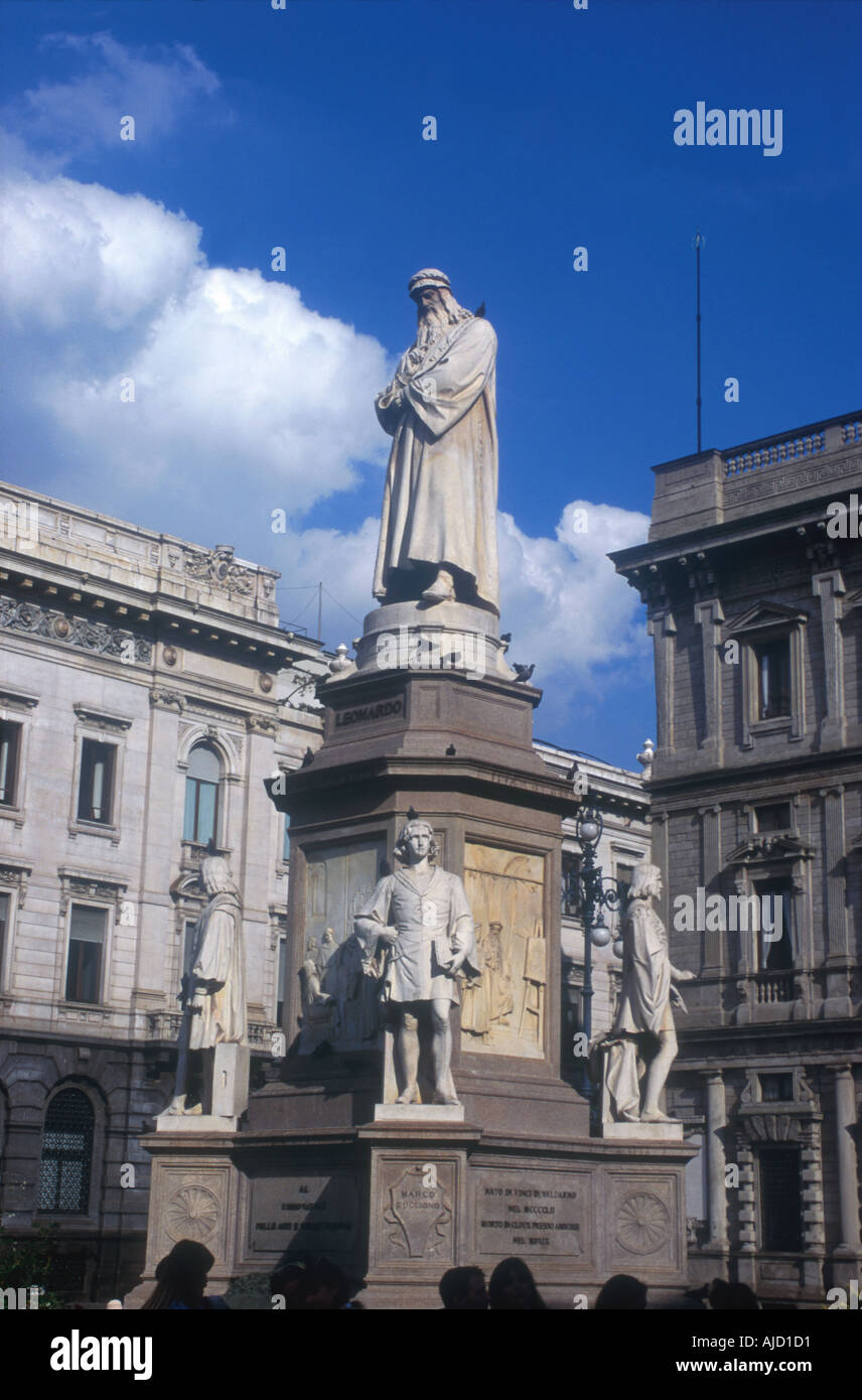 Monument statue de Léonard de Vinci Milan Lombardie Italie Europe Banque D'Images