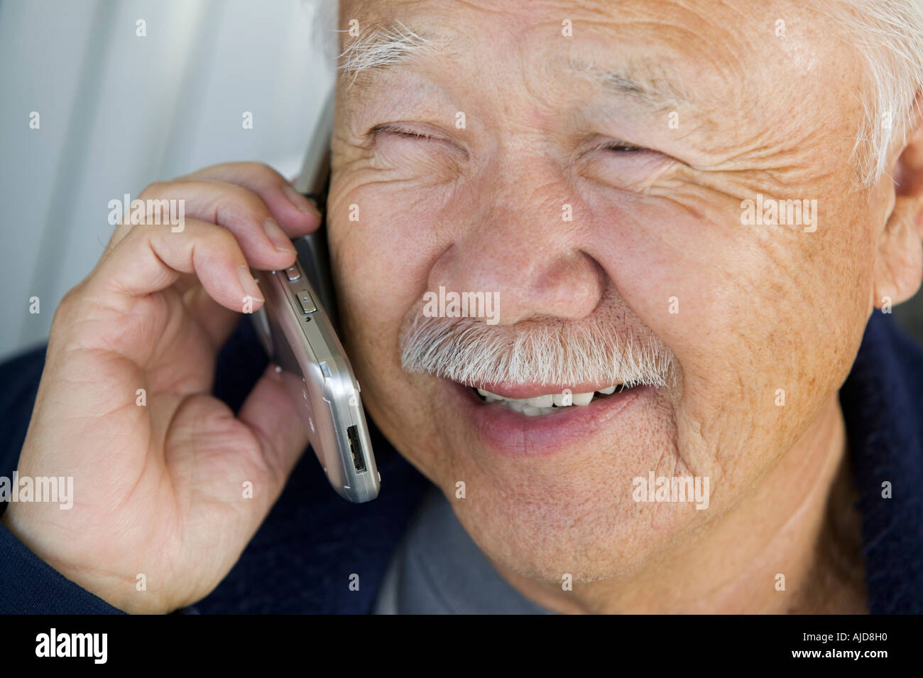 Senior man using mobile phone, (close-up) Banque D'Images