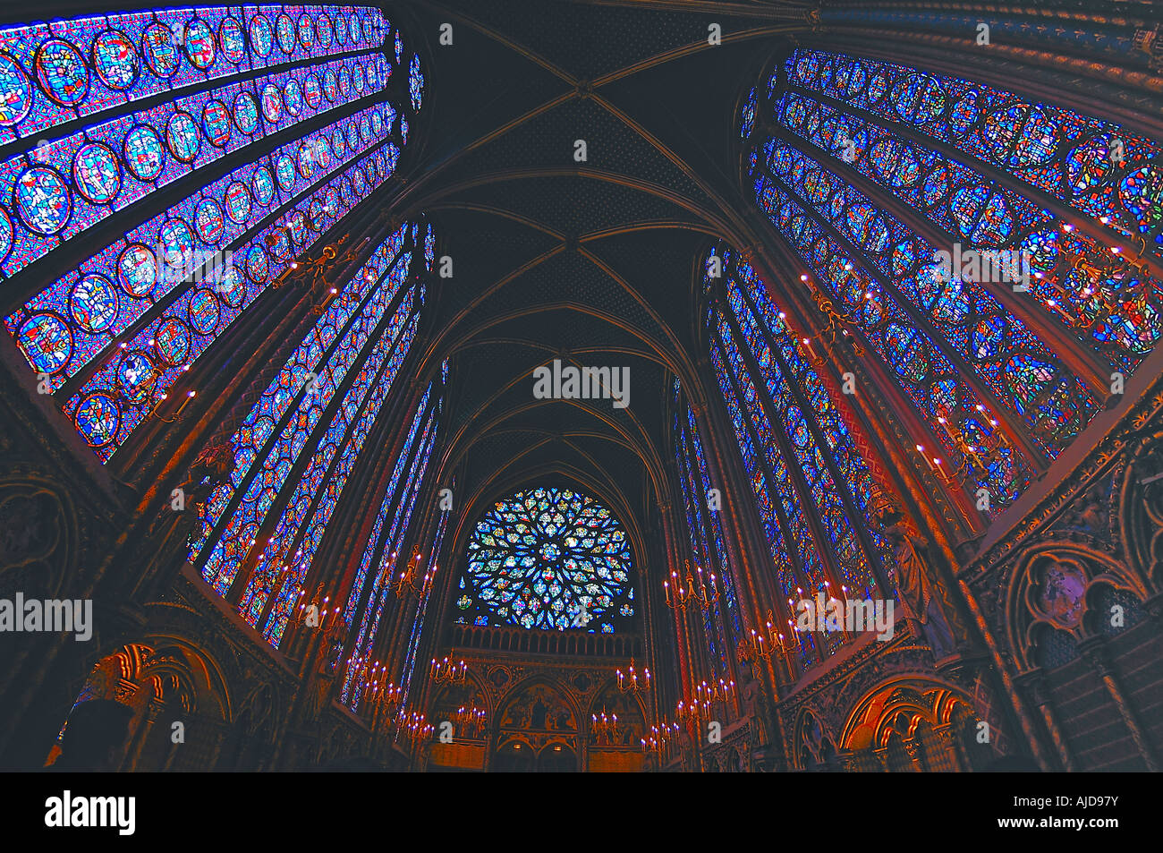 La Rose, vitres latérales et des lustres dans la partie supérieure de la chapelle de Sainte Chapelle à Paris, France Banque D'Images