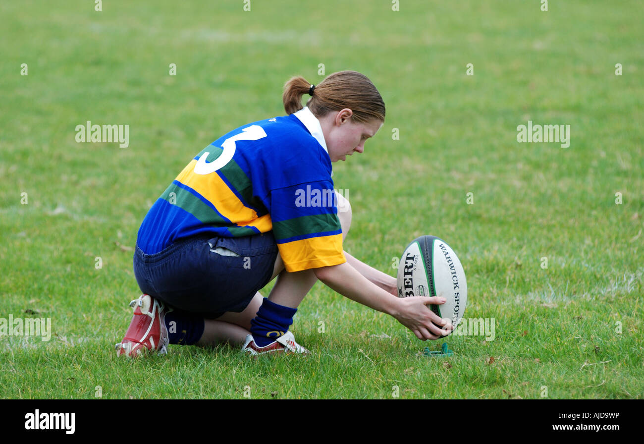 Joueur plaçant ball pour kick in women's Rugby Union au niveau des clubs, Leamington Spa, Angleterre, RU Banque D'Images