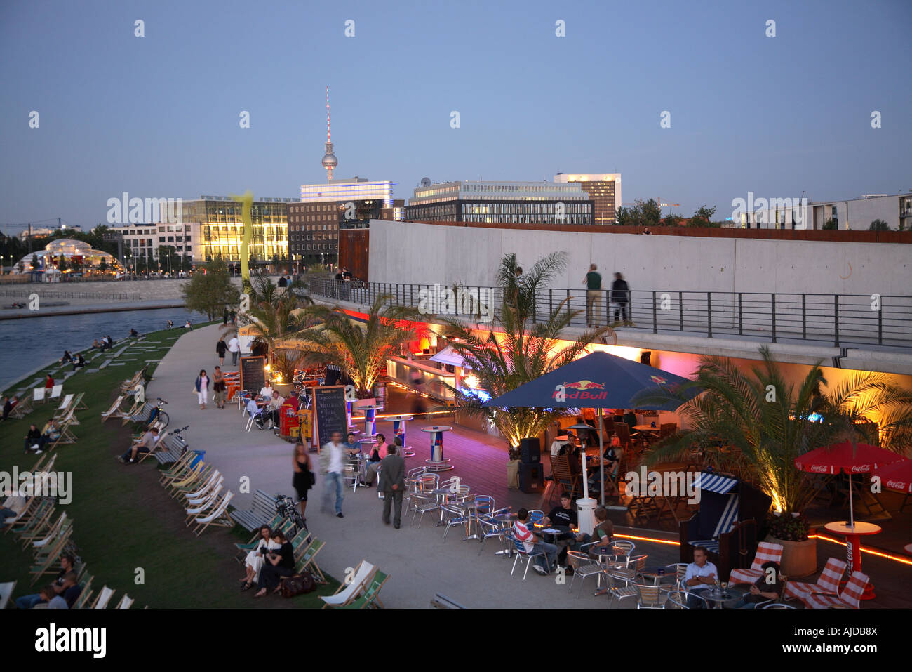 Spree Berlin Ludwig Erhard Ufer Bank Beergarden Banque D'Images