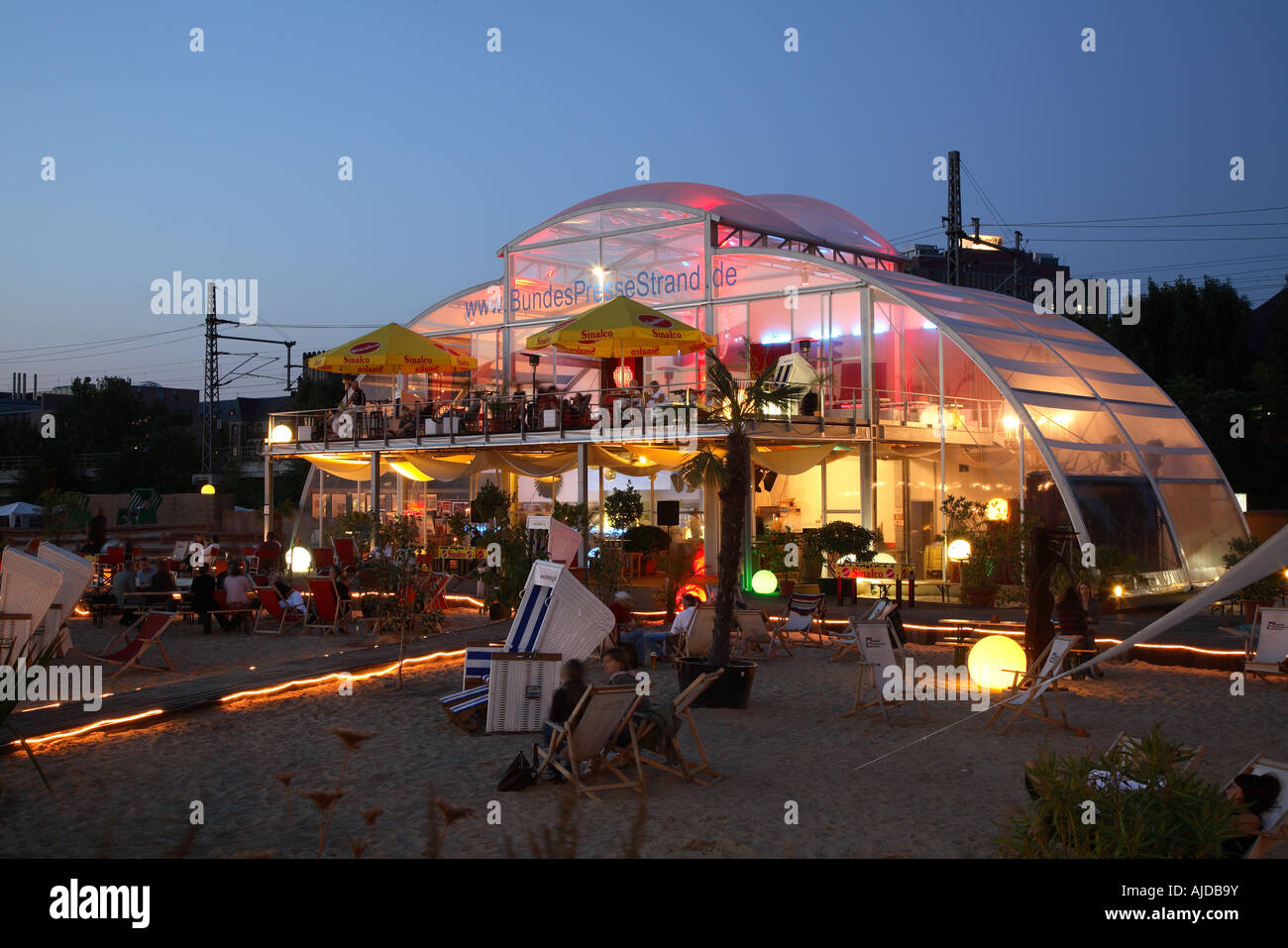 Berlin Bundespressestrand Kapelleufer Kapelle Ufer Bank Banque D'Images