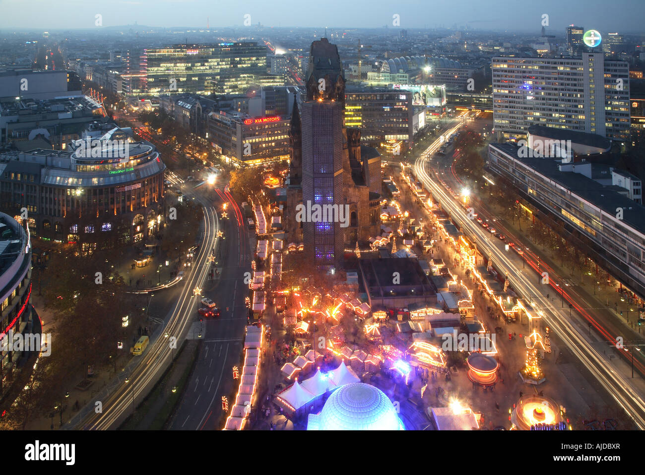 L'Église du Souvenir Empereur Guillaume Berlin Kirche Breitscheidplatz Kurfuerstendamm Kudamm Marché de Noël Banque D'Images