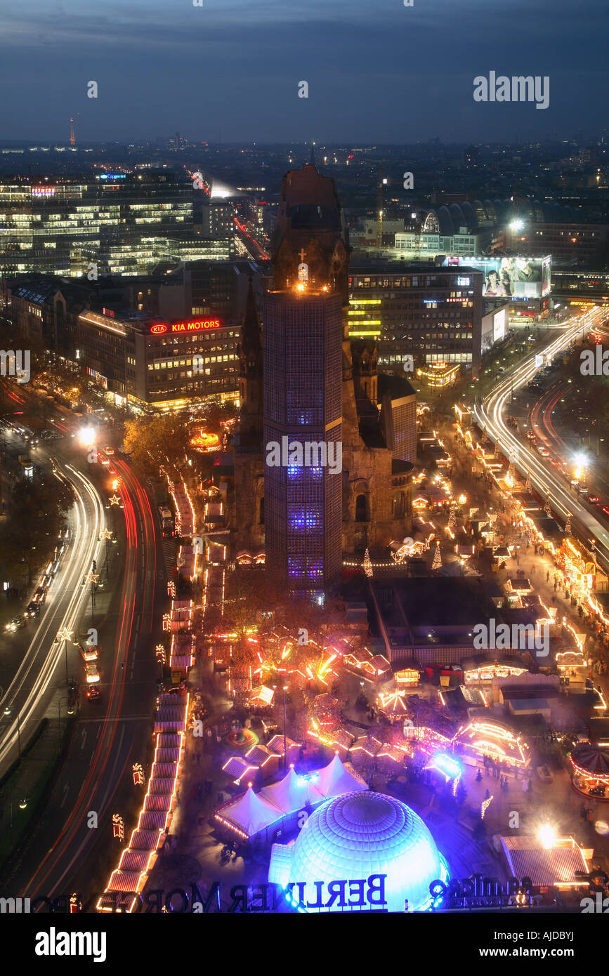 L'Église du Souvenir Empereur Guillaume Berlin Kirche Breitscheidplatz Kurfuerstendamm Kudamm Marché de Noël Banque D'Images