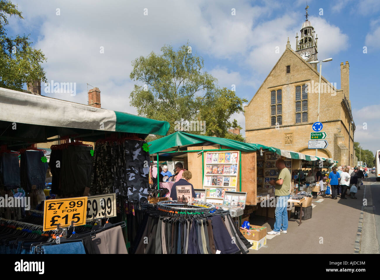 Le marché du mardi par le Redesdale Hall dans la ville de Cotswold Moreton in Marsh, Gloucestershire Banque D'Images