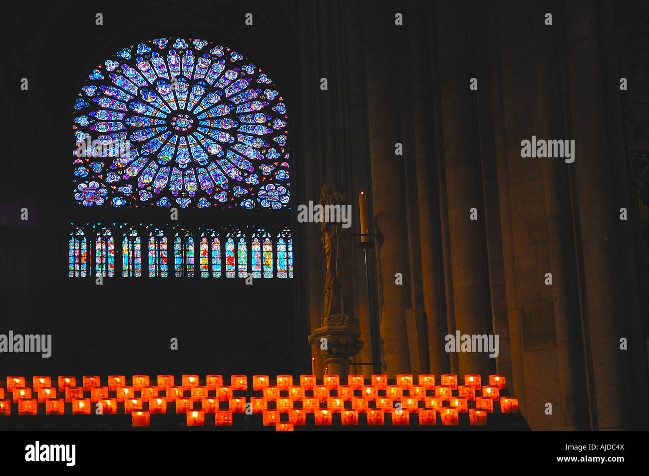 Rosace et bougies à la Cathédrale Notre Dame de Paris, France Banque D'Images
