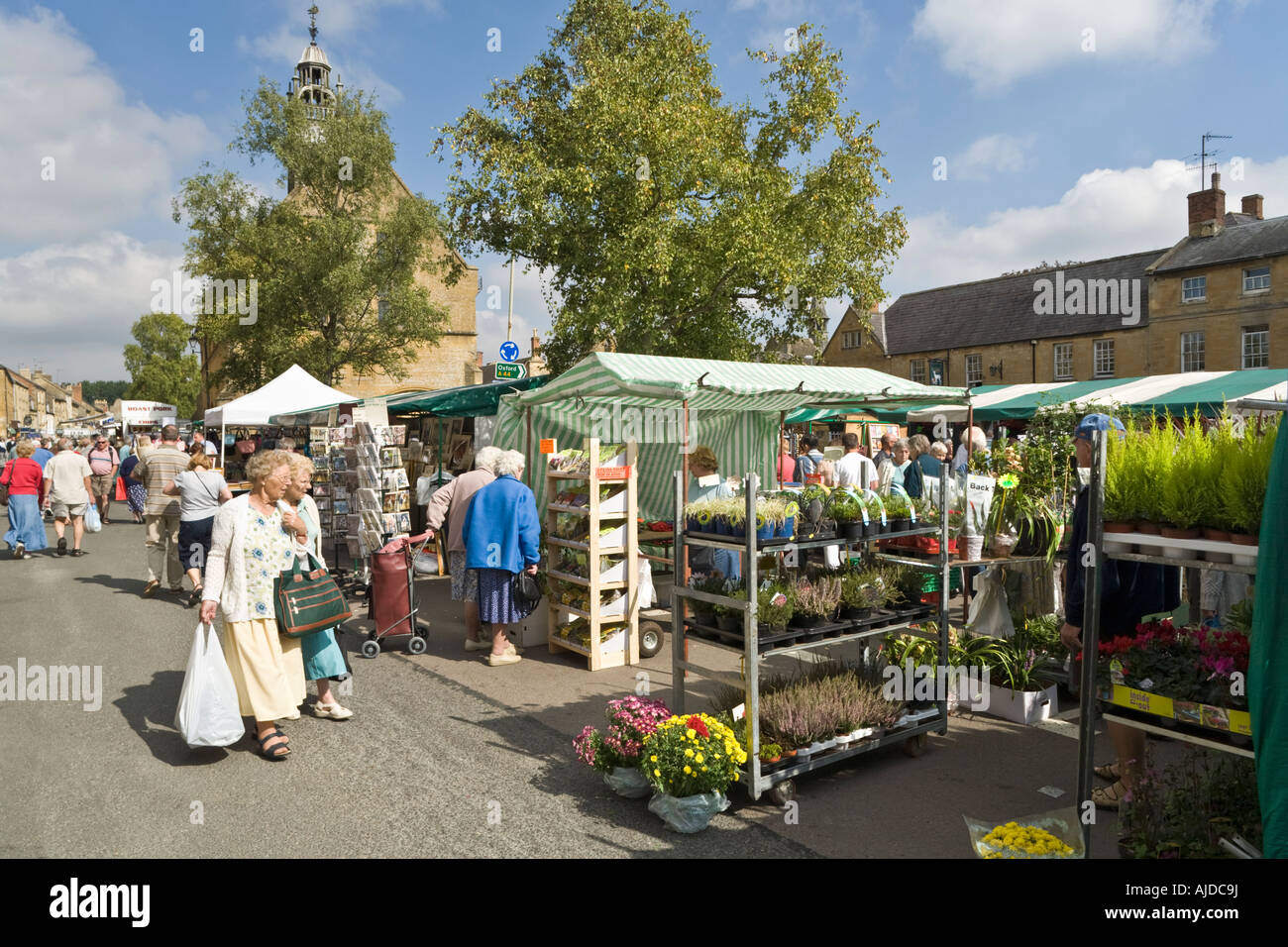 Le marché du mardi par le Redesdale Hall dans la ville de Cotswold Moreton in Marsh, Gloucestershire Banque D'Images