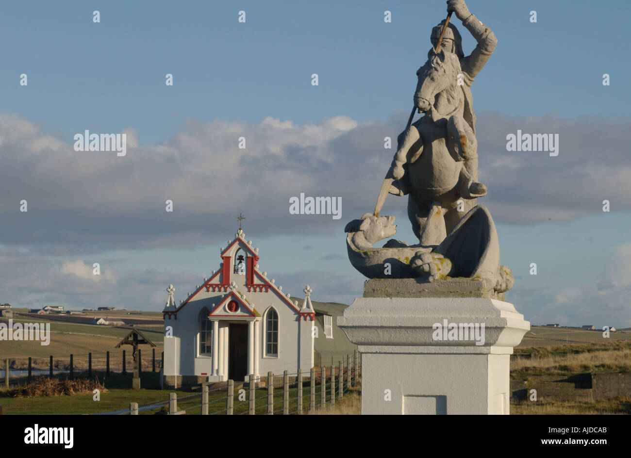 dh statue St George CHAPELLE ITALIENNE ORKNEY tuant le dragon et le prisonnier de guerre italien chapelle de la hutte de nissen idole agneau holm Banque D'Images