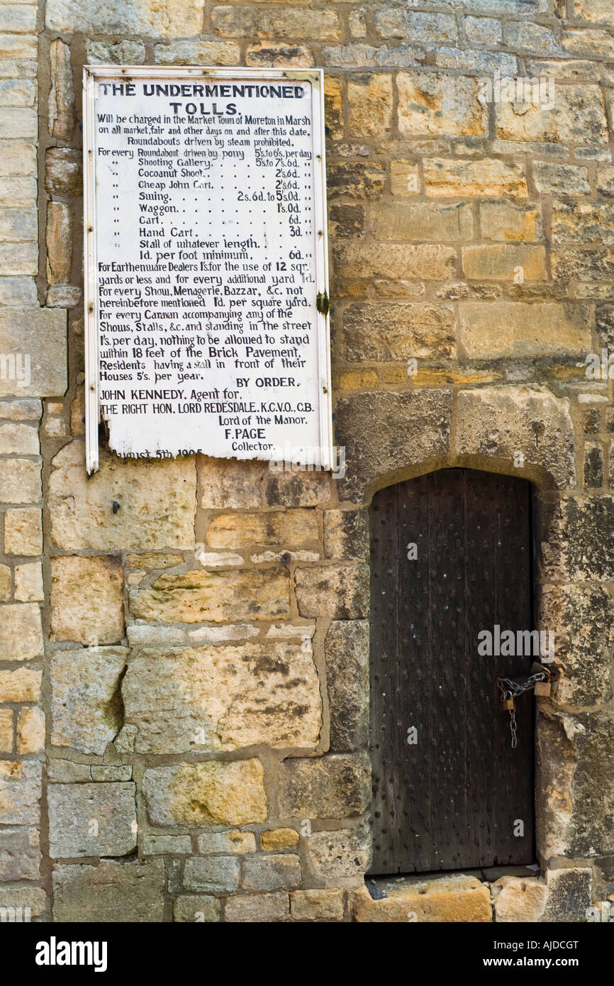 Le marché du conseil sans frais attachés à la pierre de la tour de couvre-feu dans la ville de Cotswold Moreton in Marsh, Gloucestershire Banque D'Images