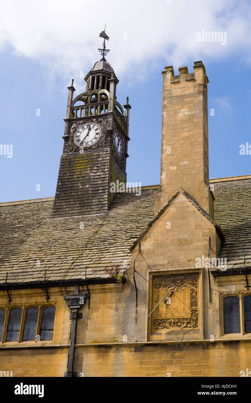 La tour de l'horloge et cadran solaire sur le Redesdale Hall dans la ville de Cotswold Moreton in Marsh, Gloucestershire Banque D'Images