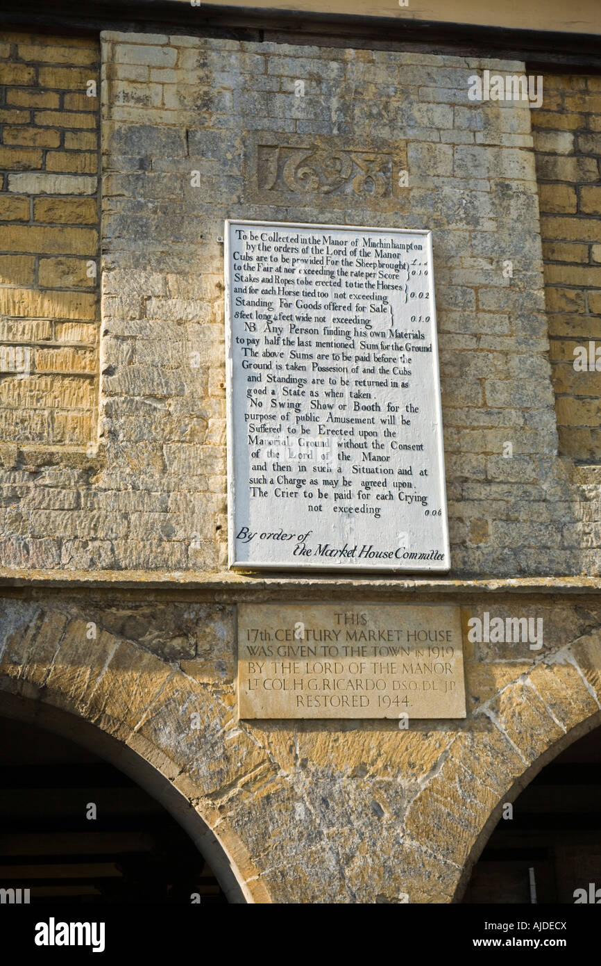 Liste des frais de marché sur le marché Hall (1698) dans le village de Cotswold Minchinhampton, Gloucestershire Banque D'Images