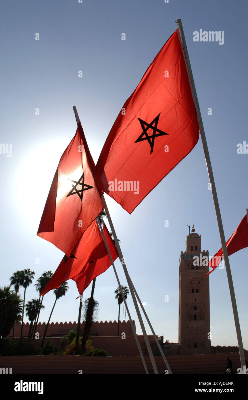 Drapeaux marocains le vol avec la Koutoubia en arrière-plan - Marrakech Maroc Banque D'Images