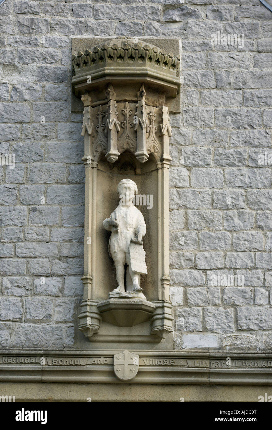 Statue de scholar sur le mur de la bibliothèque de l'école du village et Litton Derbyshire dans le Peak District National Park Banque D'Images