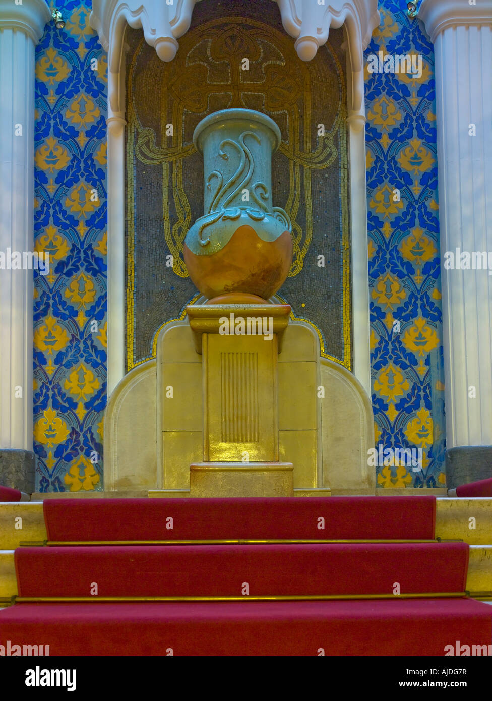 Vase décoratif en haut de l'escalier, l'Hôtel Palatinus, Pécs, Hongrie Banque D'Images