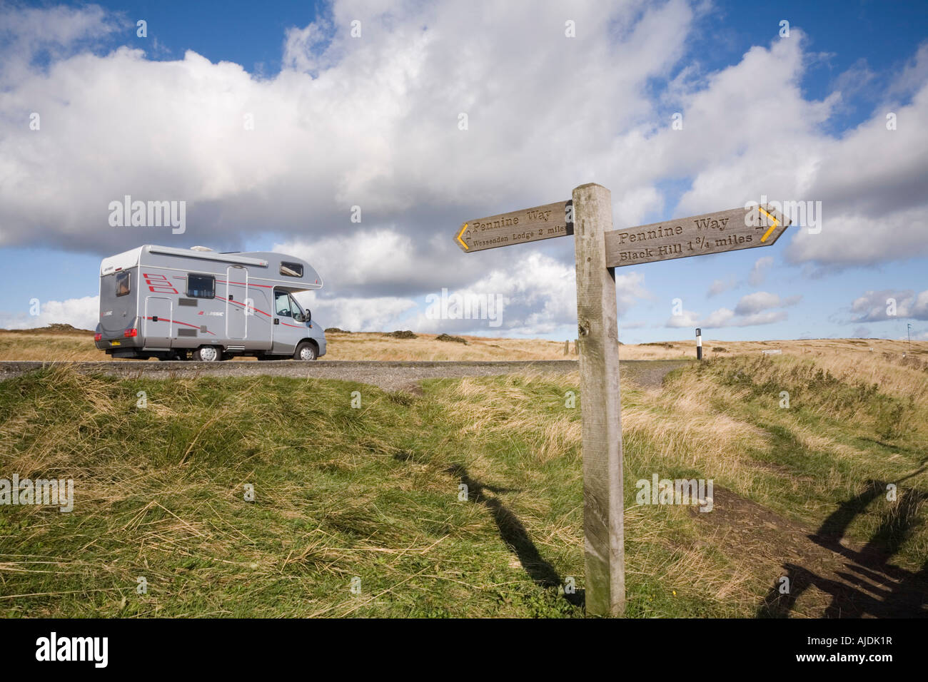 Pennine Way fingerpost signer à côté d'un635 Route avec camping à jeter par dans Parc national de Peak District West Yorkshire Angleterre UK Banque D'Images