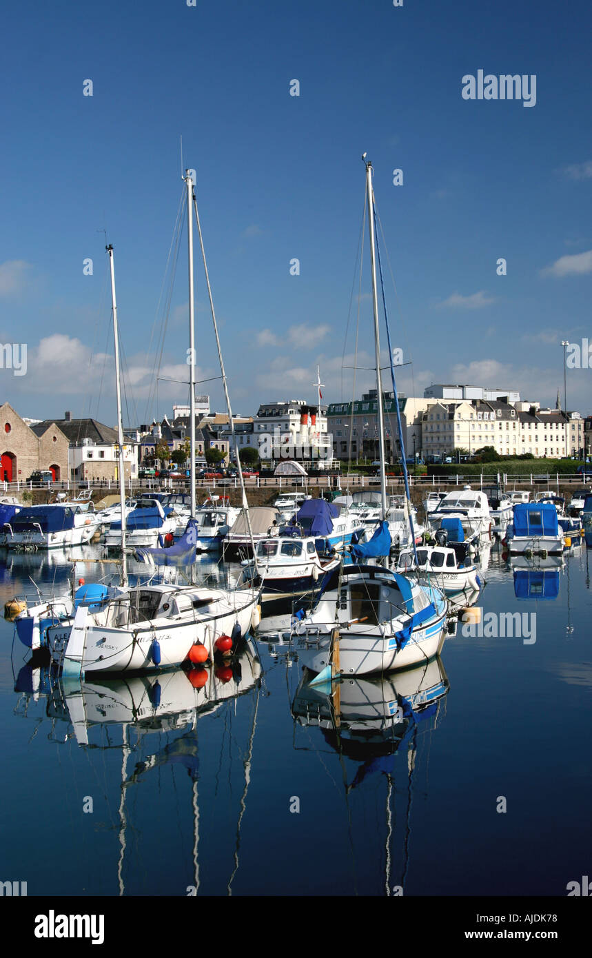 UK Channel Islands Jersey St Helier port et du centre-ville Banque D'Images