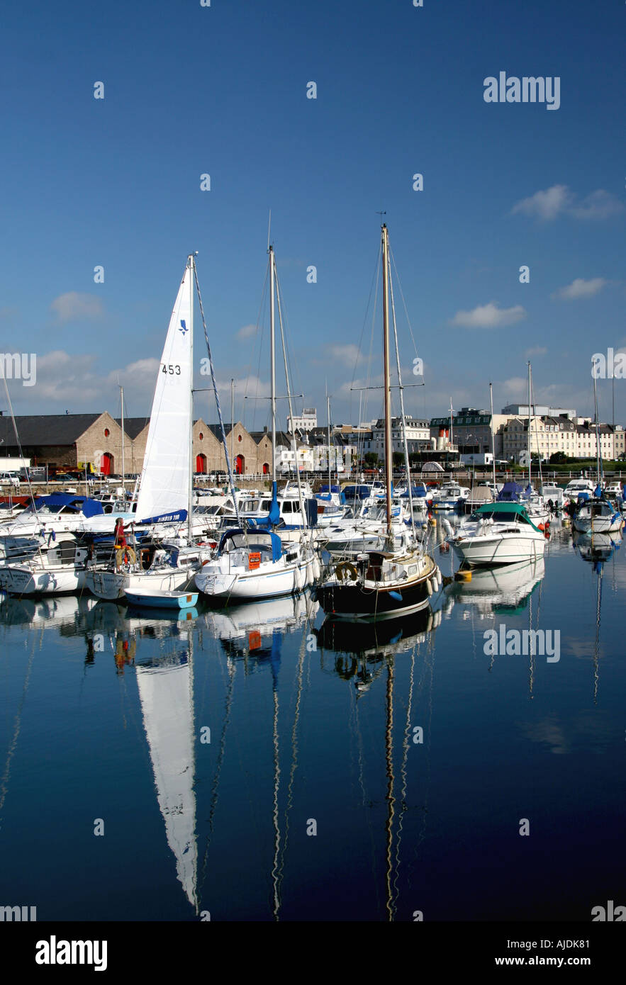 UK Channel Islands Jersey St Helier port et du centre-ville Banque D'Images