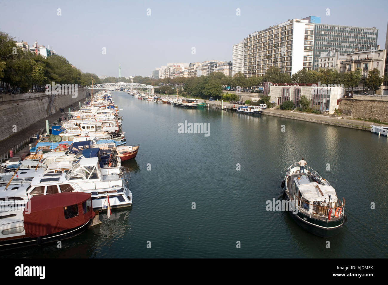 France Paris bateaux sur le Canal Saint Martin Banque D'Images