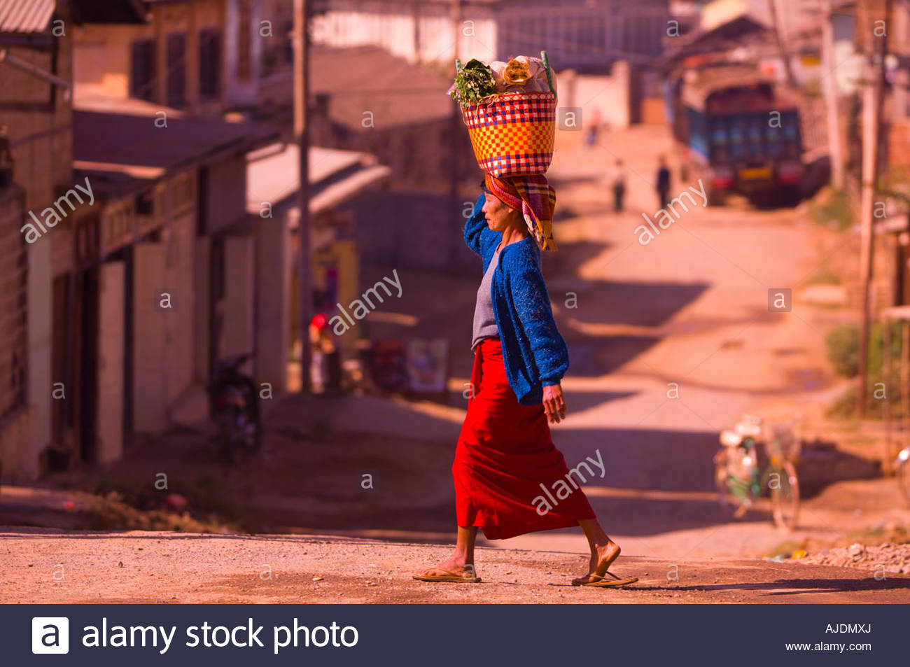 Femme Marche Avec Un Panier Sur La Tête Du Marché Aung Aung - 