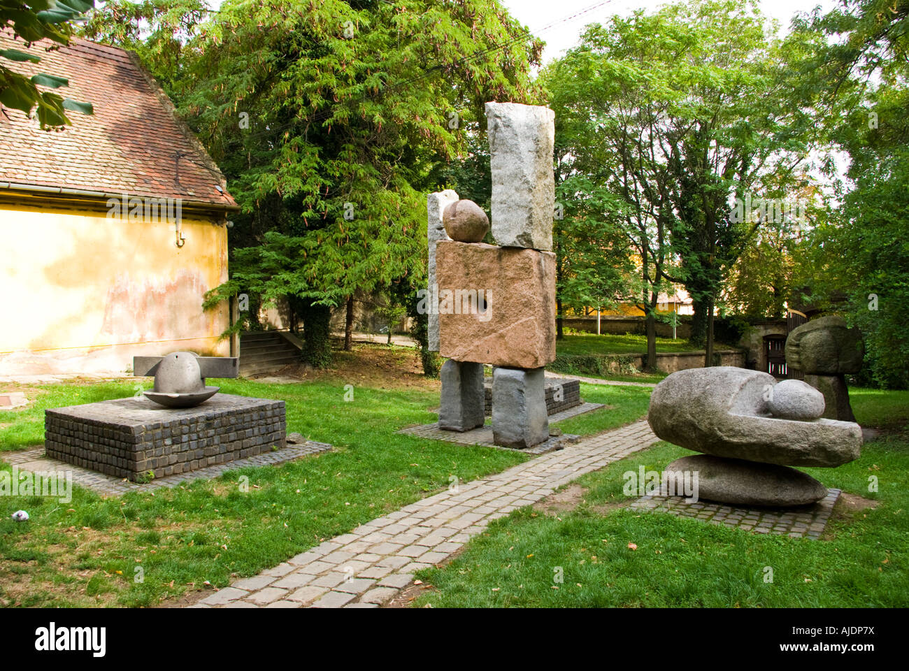 Sculpture d'Amerigo Tot dans jardin de Musée Zsolnay, Pecs, Hongrie Banque D'Images