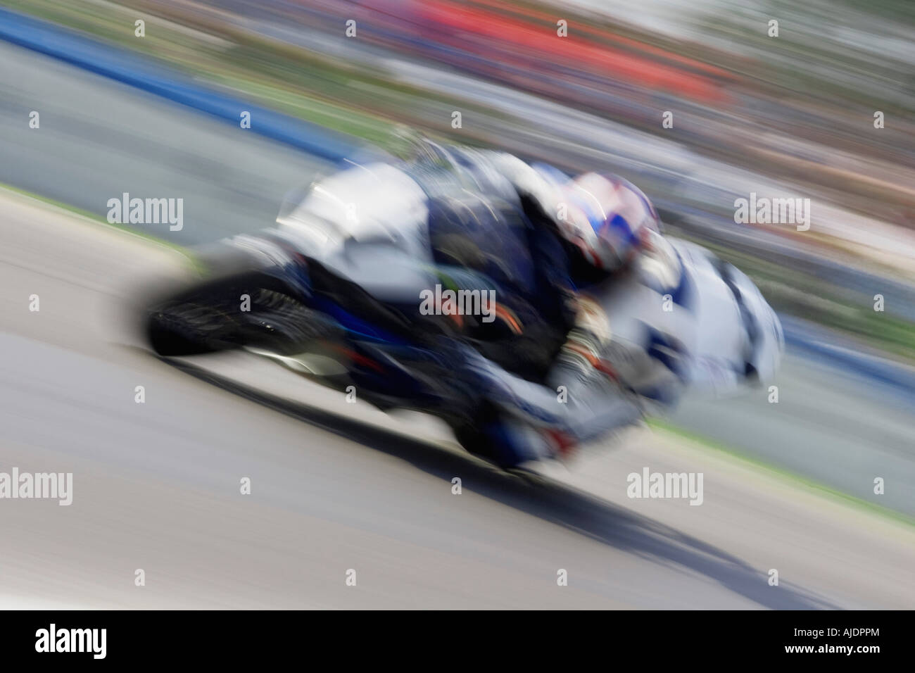 Blurred motion d'un vélo de course en tenant sur un tour au milieu de l'Ohio Sports Car la voie. Banque D'Images