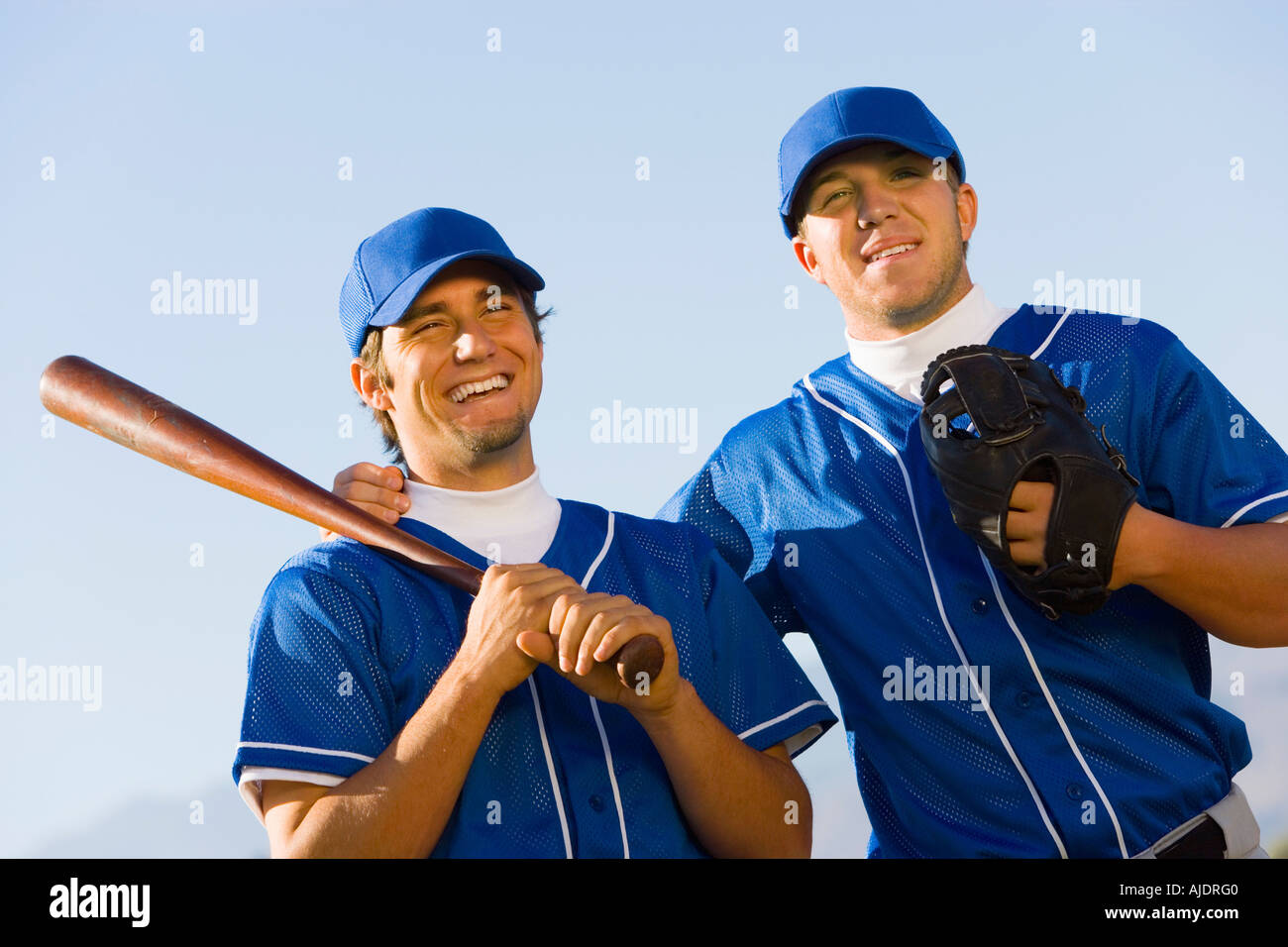 Baseball deux coéquipiers holding baseball, (low angle view) Banque D'Images