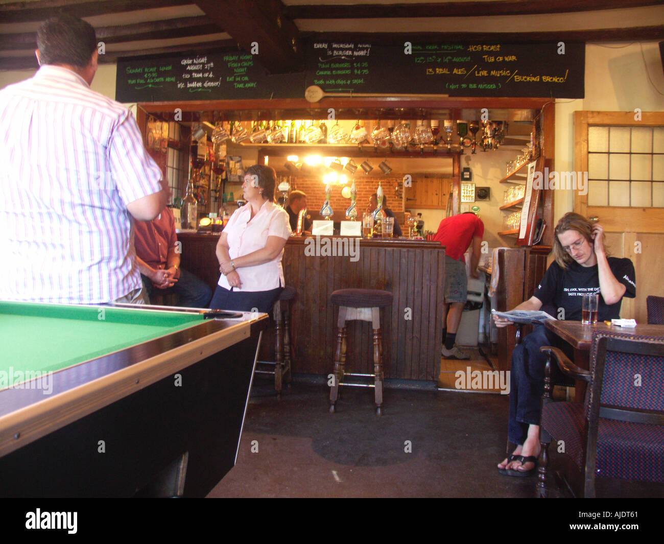 British pub intérieur avec table de billard dans les bars Photo Stock -  Alamy