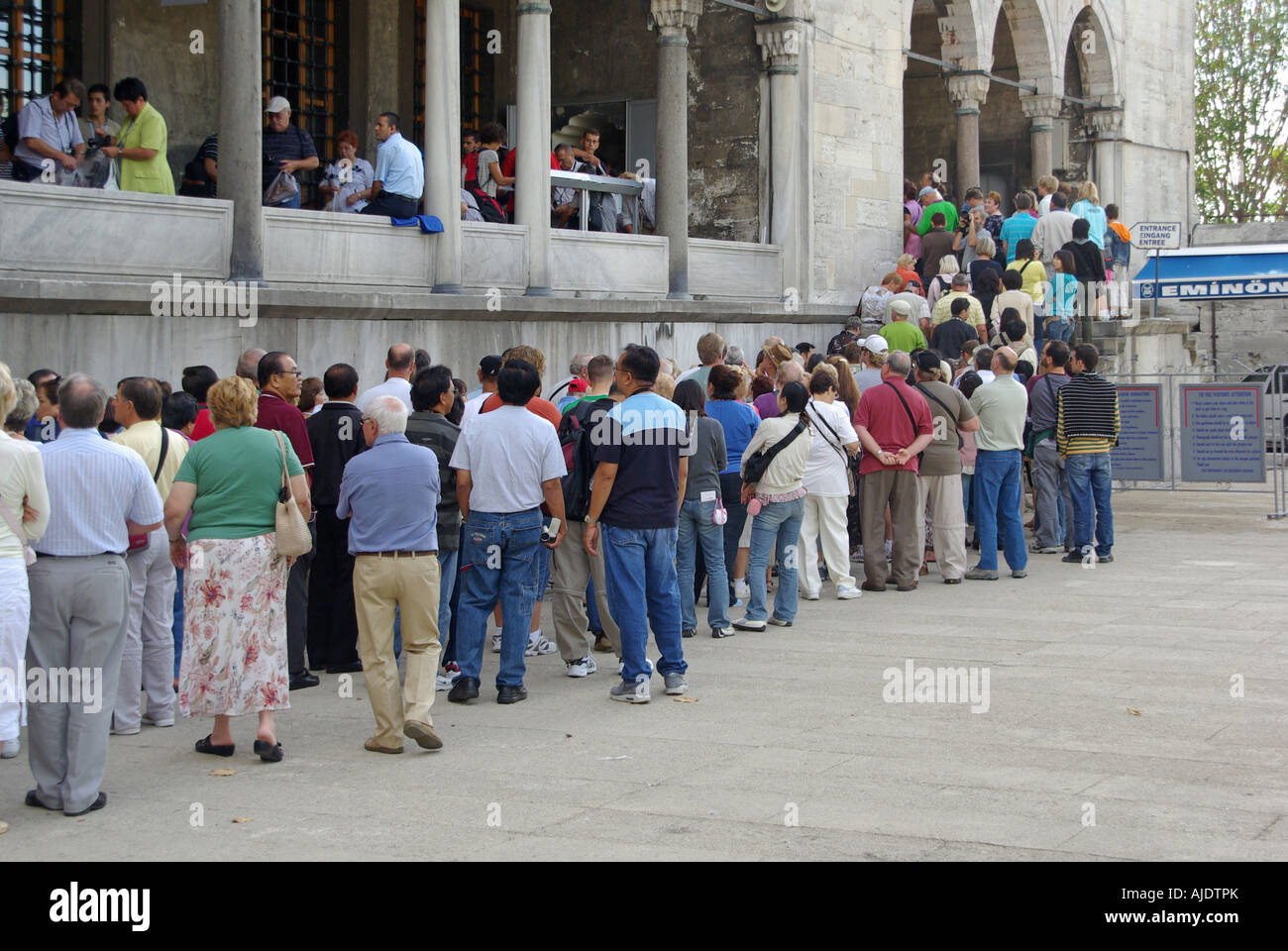 Istanbul la Mosquée Bleue La Mosquée Sultan Ahmet longue file de touristes attendent d'entrer Banque D'Images